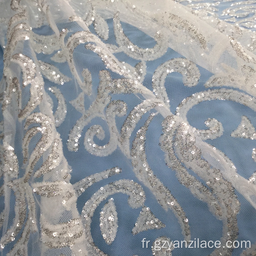 Tissu en dentelle avec broderies de cristaux brillants